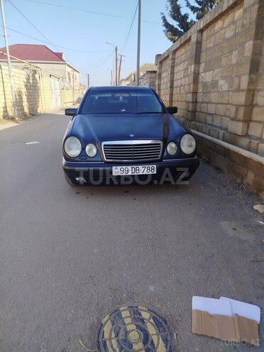 Mercedes E 240-4