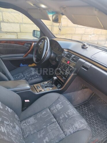 Mercedes E 240-3