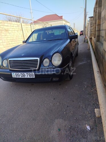 Mercedes E 240-2