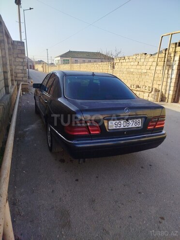 Mercedes E 240-6