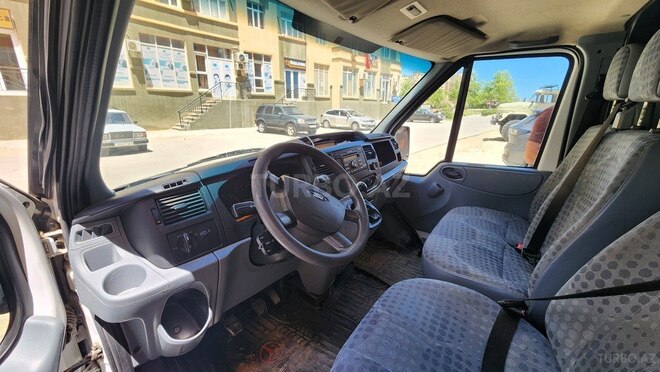 Ford Transit-17