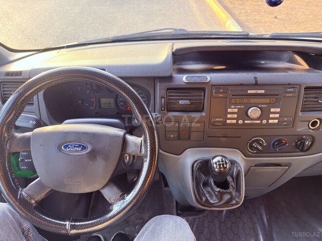Ford Transit-13