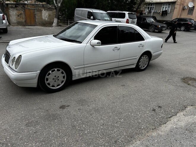 Mercedes E 220-11