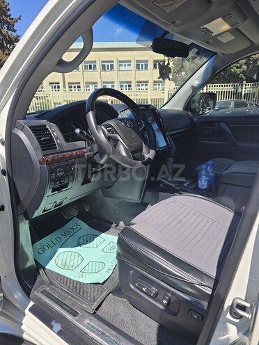 Toyota Land Cruiser-9