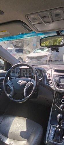Hyundai Elantra-11
