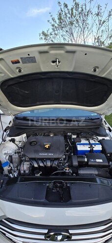 Hyundai Elantra-13