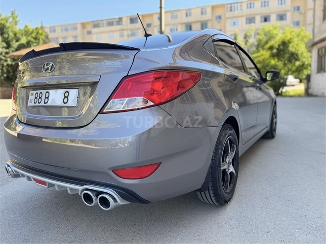 Hyundai Accent-11