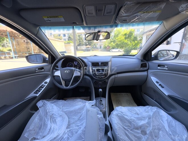 Hyundai Accent-16