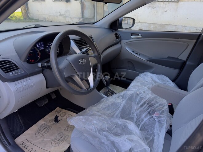 Hyundai Accent-15