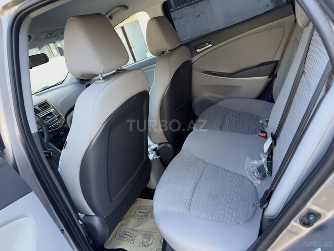 Hyundai Accent-17
