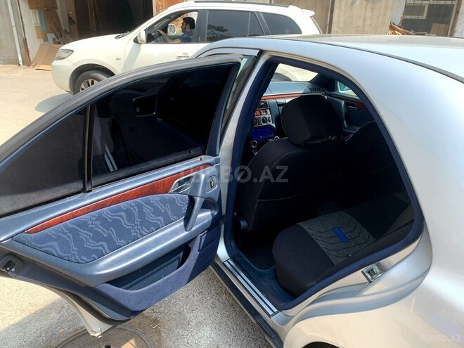 Mercedes E 280-10
