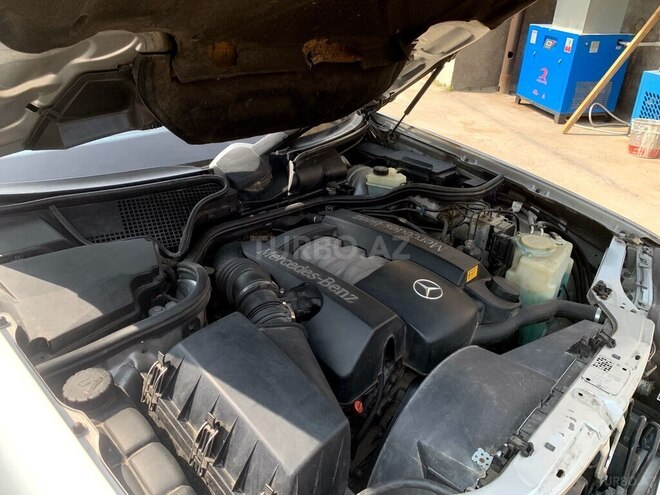 Mercedes E 280-8