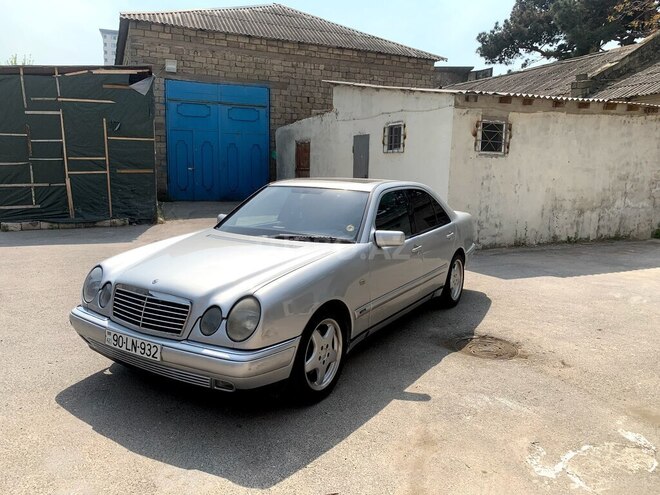 Mercedes E 280-1