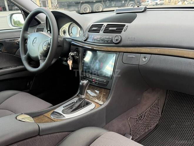 Mercedes E 240-13
