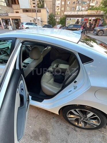 Hyundai Elantra-12