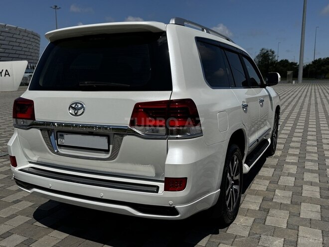 Toyota Land Cruiser-6