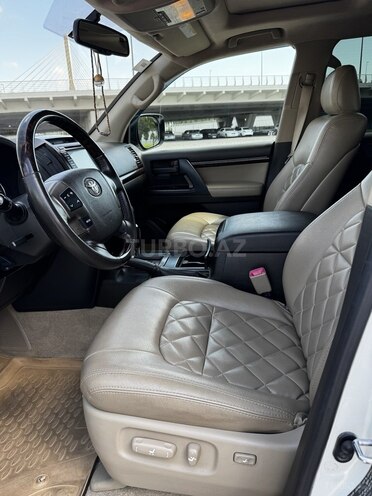 Toyota Land Cruiser-9
