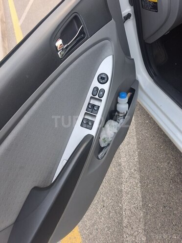 Hyundai Accent-10