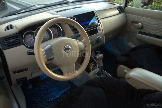 Nissan Tiida-10