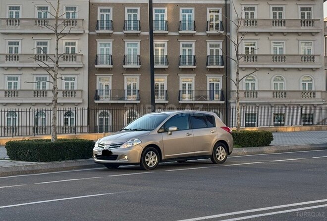 Nissan Tiida-12