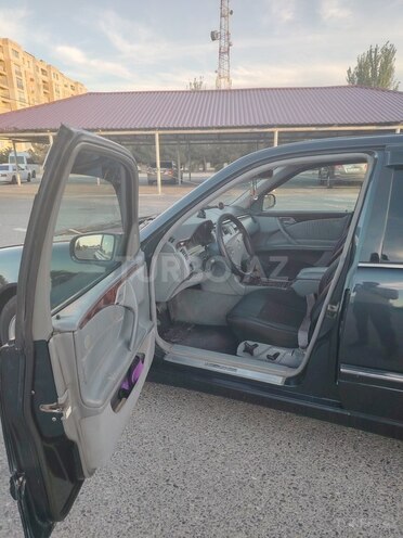Mercedes E 220-11