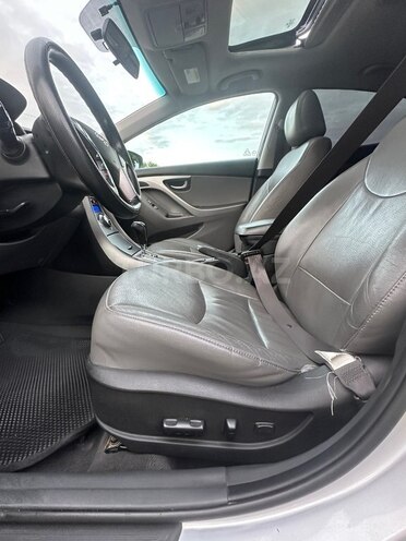 Hyundai Elantra-4