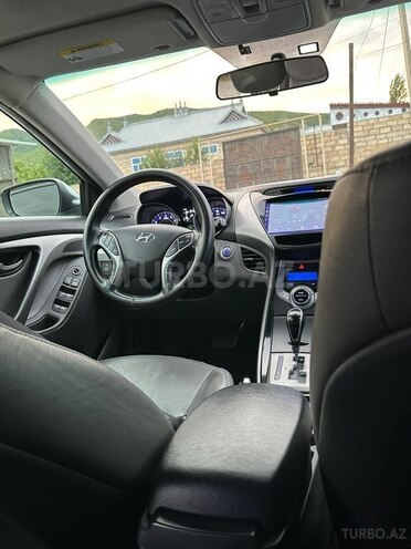 Hyundai Elantra-12