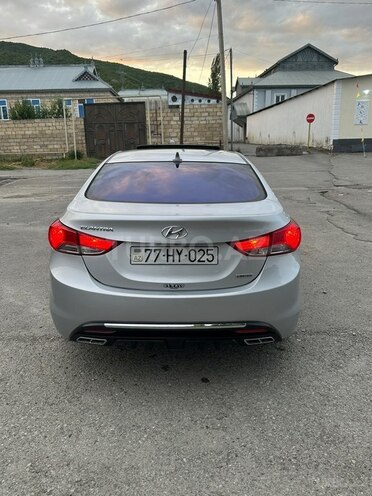Hyundai Elantra-11