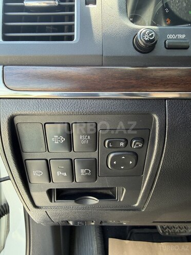 Toyota Land Cruiser-9