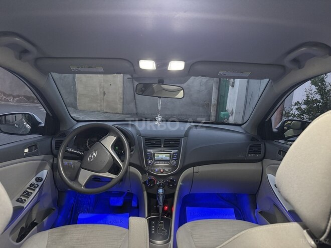 Hyundai Accent-12