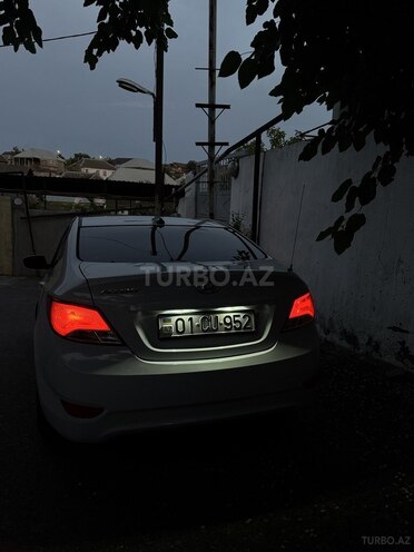 Hyundai Accent-11