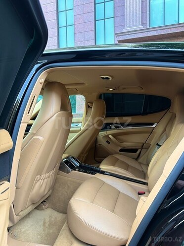 Porsche Panamera 4-8