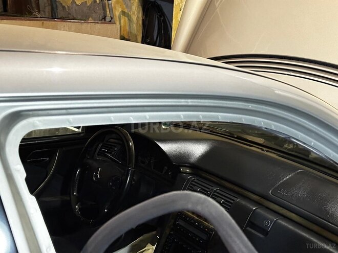 Mercedes E 240-11