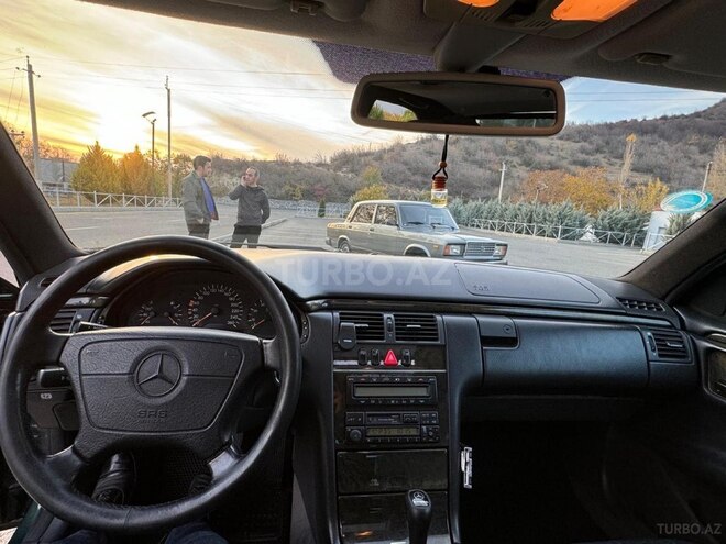 Mercedes E 280-16