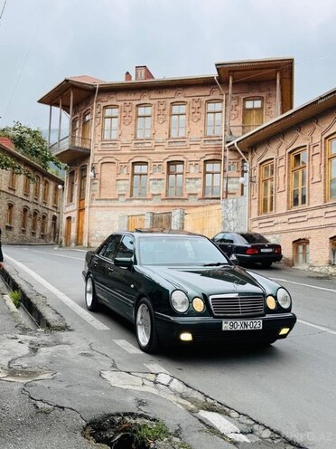 Mercedes E 280-1