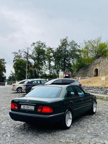 Mercedes E 280-8