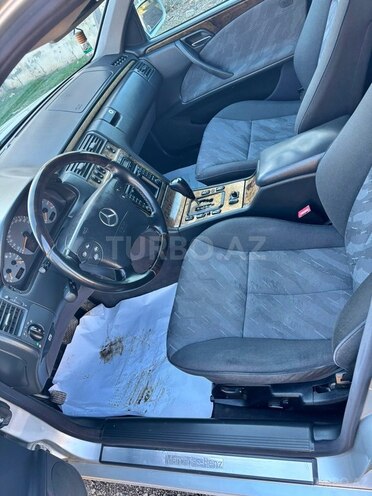 Mercedes E 240-19