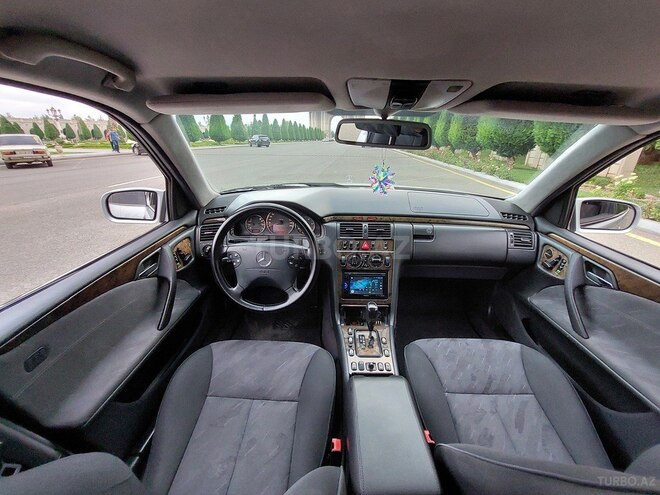 Mercedes E 270-9