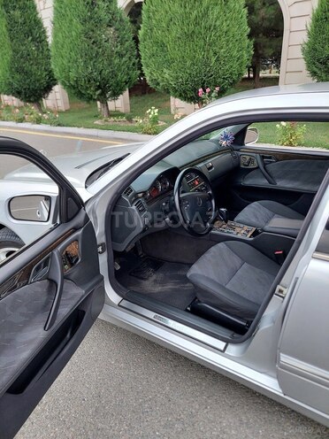 Mercedes E 270-11