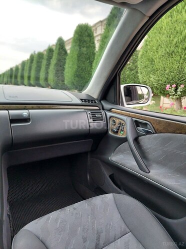 Mercedes E 270-5