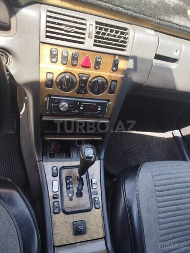 Mercedes E 270-6