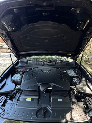 Audi Q8-17