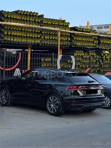Audi Q8-6