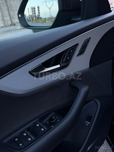 Audi Q8-12