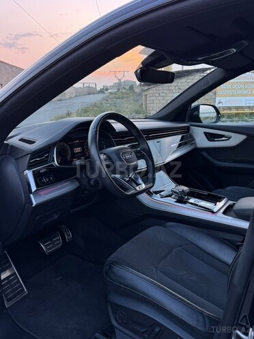 Audi Q8-11