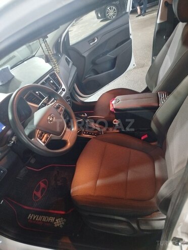 Hyundai Accent-12