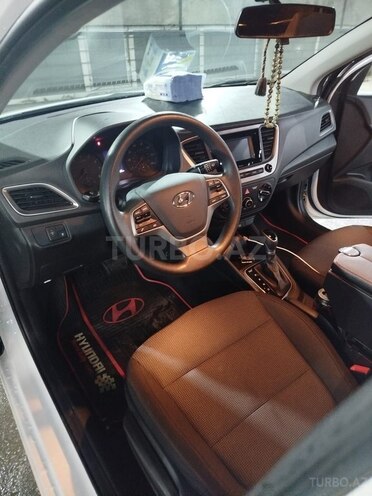 Hyundai Accent-11