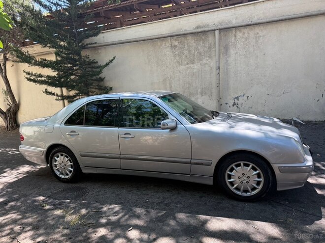 Mercedes E 240-4