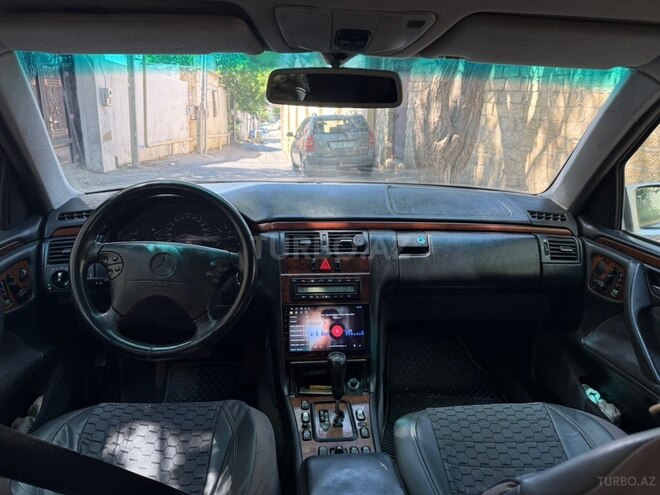 Mercedes E 240-11