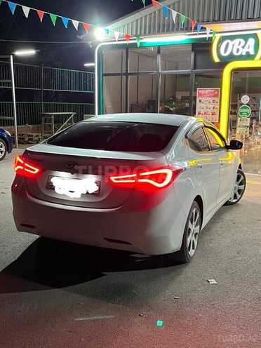Hyundai Elantra-3